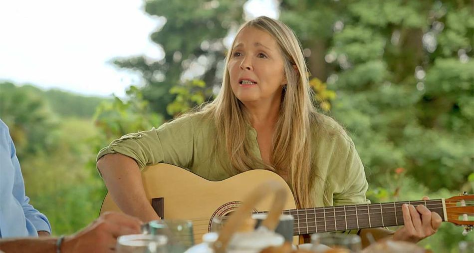 Les mystères de l’amour (spoiler) : Hélène revient à la chanson et c’est surprenant !